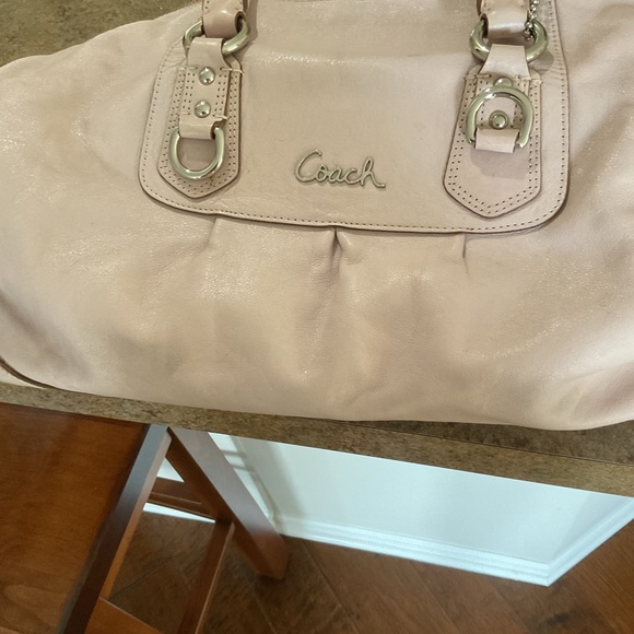Pretty pink Coach bag with handles and removable strap - Picture 7 of 9